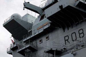 Kapal induk terbesar Inggris, HMS Queen Elizabeth, mengunjungi pangkalan Angkatan Laut AS di Yokosuka, Jepang, Senin (6/9/2021). Foto/Kiyoshi Ota/Pool via REUTERS