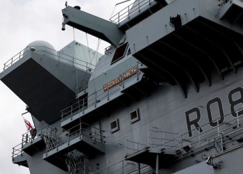 Kapal induk terbesar Inggris, HMS Queen Elizabeth, mengunjungi pangkalan Angkatan Laut AS di Yokosuka, Jepang, Senin (6/9/2021). Foto/Kiyoshi Ota/Pool via REUTERS