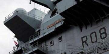 Kapal induk terbesar Inggris, HMS Queen Elizabeth, mengunjungi pangkalan Angkatan Laut AS di Yokosuka, Jepang, Senin (6/9/2021). Foto/Kiyoshi Ota/Pool via REUTERS