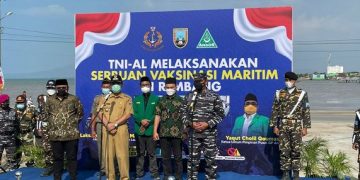 Menteri Agama Bersama Kasal  Tinjau Serbuan Vaksinasi Masyarakat Maritim di TPI Rembang