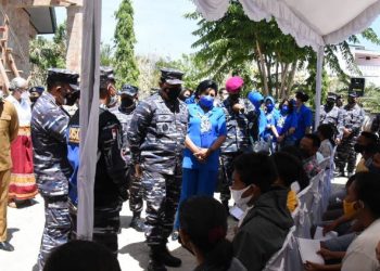 Kasal Laksamana Yudo Margono Tinjau Serbuan Vaksinasi di Kupang