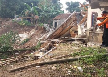 Dua Rumah Warga Kabupaten Bogor Rusak Berat Akibat Tanah Longsor