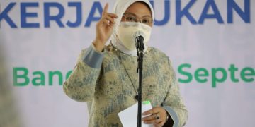 Menaker Ida Fauziyah pada acara Sosialisasi Program BPJS Ketenagakerjaan bagi Pekerja Bukan Penerima Upah di Bandung, Jawa Barat, Sabtu (11/9/2021).