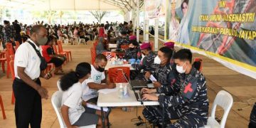 TNI AL dan Nakes Gabungan Vaksinasi Relawan PON XX Papua 2021