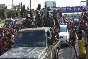 Warga bersorak pada tentara saat mereka merayakan pemberontakan di Conakry, Guinea, 5 September 2021. Foto/REUTERS