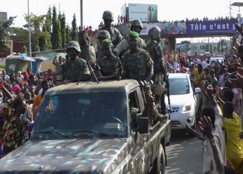 Warga bersorak pada tentara saat mereka merayakan pemberontakan di Conakry, Guinea, 5 September 2021. Foto/REUTERS