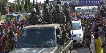 Warga bersorak pada tentara saat mereka merayakan pemberontakan di Conakry, Guinea, 5 September 2021. Foto/REUTERS
