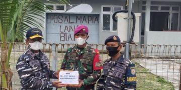 Ditengah Operasi Pengamanan Perairan Perbatasan, Kapal Perang TNI AL Bantu Kebutuhan Pokok Prajurit di Pulau Bras