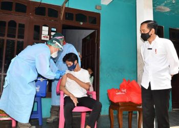 Presiden Jokowi meninjau vaksinasi door to door