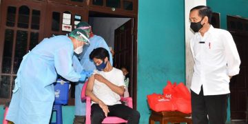 Presiden Jokowi meninjau vaksinasi door to door