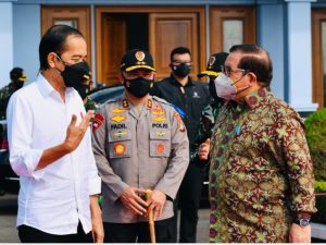 Presiden Joko Widodo didampingi Seskab Pramono Anung melakukan kunjungan kerja ke Kabupaten Cilacap, Jateng, Kamis (23/09/2021). (Foto: Setpres)