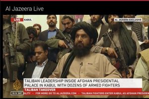 Para milisi Taliban menduduki istana presiden Afghanistan setelah Presiden Ashraf Ghani melarikan diri, Minggu (15/8/2021). Foto/Screenshot Al Jazeera/Twitter @latikambourke Para milisi Taliban menduduki istana presiden Afghanistan setelah Presiden Ashraf Ghani melarikan diri, Minggu (15/8/2021). Foto/Screenshot Al Jazeera/Twitter @latikambourke