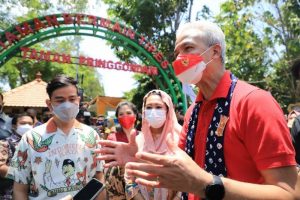 Gubernur Jateng Ganjar Pranowo bersama Yenny Wahid saat meresmikan pilar perdamaian the water of peace dan deklarasi kelurahan damai di Tipes, Serengan, Solo, Sabtu (9/10/2021). Foto/Ist