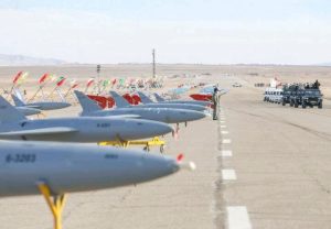 Beberapa drone tempur Iran saat dipamerkan. AS telah menjatuhkan sanksi baru terhadap Iran dengan menargetkan program drone-nya. Foto/REUTERS