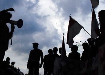 Aksi Demo Mahasiswa dan Buruh di Depan Istana Hari Ini