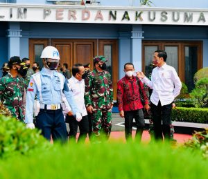 Presiden Jokowi bertolak ke Provinsi Papua guna melakukan kunjungan kerja pada Jumat (01/10/2021), didampingi Menteri Investasi/Kepala Badan Koordinasi Penanaman Modal Bahlil Lahadalia dan Panglima TNI Marsekal Hadi Tjahjanto. (Foto: BPMI Setpres/Laily)