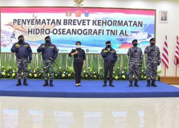 Kasal Sematkan Brevet Hidro-Oseanografi Kepada Menlu, Kepala BPPN dan Panglima TNI