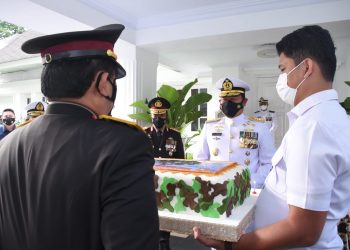 Surprise, Kasal Terima Kue Tart Ulang Tahun Ke-76 TNI Dari Wakapolri