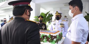 Surprise, Kasal Terima Kue Tart Ulang Tahun Ke-76 TNI Dari Wakapolri