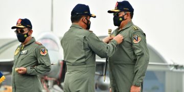 Kasal Terima Wing Kehormatan Penerbang TNI AU