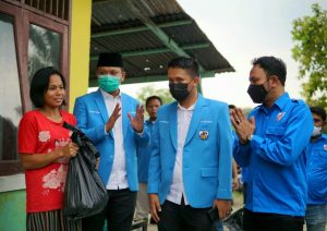 Tampak Pada Foto dari kiri ke kanan saat membagi Sembako yakni baju merah, Masyarak penerima Sembako, Samsir Pohan (Ketua DPD GAMKI Sumut, Reinhard Manurung (Ketua Harian DPD GAMKI Sumut) dan Ryan Juskal (Ketua Careteker KNPI Medan)