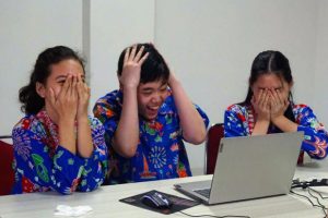 Ekspresi tegang melanda Tim Lomba DKI Jakarta (arah jarum jam: Priscila Angelica Cathterine Tulis, Jonathan Ernest Poniran, Kimberly Adi Putri saat menunggu Quiz Master menampilkan jawaban yang memastikan DKI Jakarta merebut gelar juara pertama dalam babak final Lomba Cerdas Cermat Rohani Katolik Indonesia, Minggu (10/10/2021). (Ist)