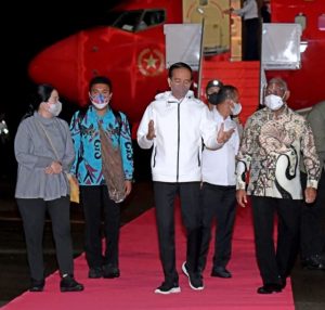 Presiden Joko Widodo tiba di Bandara Internasional Domine Eduard Osok, Kota Sorong, Papua Barat, Minggu (03/10/2021). (Foto: BPMI Setpres/Kris)