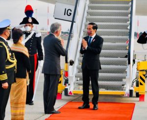 Presiden Joko Widodo tiba di Bandara Fiumicino, Roma, Italia, Jumat (29/10/2021). (Foto: BPMI Setpres/Muchlis Jr)