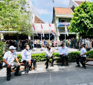 Presiden dan rombongan terbatas berdialog dengan sejumlah perwakilan pedagang kaki lima dan pelaku usaha lainnya, di kawasan Malioboro, Kota Yogyakarta, DIY. (Foto: BPMI Setpres/Laily Rachev)