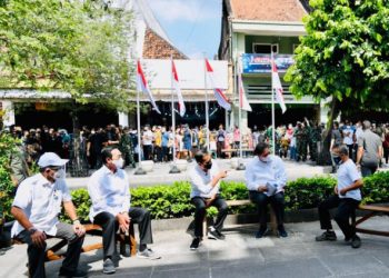 Presiden Susuri Jalan Malioboro Saksikan Pemberian Bantuan Tunai bagi PKL dan Warung