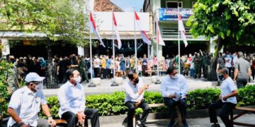 Presiden Susuri Jalan Malioboro Saksikan Pemberian Bantuan Tunai bagi PKL dan Warung