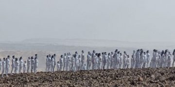 Ratusan Model Telanjang Berpose di Laut Mati, Seperti Meratapi Hancurnya Kota Sodom