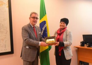 Ketua GKSB Parlemen Indonesia - Brazil Luluk Nur Hamidah saat memberikan cinderamata usai menggelar courtesy call dengan Duta Besar Republik Federasi Brazil. Foto: Jaka/nvl