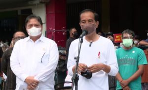 Presiden didampingi Menko Bidang Perekonomian Airlangga Hartarto memberikan sambutan pada Program BTPKLW, Sabtu (09/10/2021), di Kawasan Malioboro, Kota Yogyakarta, DIY. (Sumber: Tangkapan Layar YouTube Sekretariat Presiden)