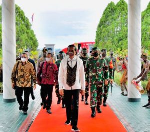 Presiden Jokowi didampingi Menteri Investasi/Kepala Badan Koordinasi Penanaman Modal Bahlil Lahadalia dan Panglima TNI Marsekal Hadi Tjahjanto tiba di Bandar Udara Sentani, Kabupaten Jayapura, Provinsi Papua, Jumat (01/10/2021) sore. (Foto: BPMI Setpres/Laily)