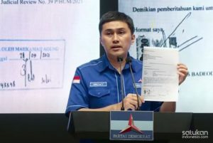 Kepala Badan Komunikasi Strategis DPP Partai Demokrat Herzaky Mahendra Putra memberikan keterangan pers di kantor DPP Demokrat, Jakarta, Minggu (3/10).