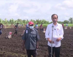 Presiden Joko Widodo memberikan keterangan pers usai peninjauan dan penanaman benih jagung di Kelurahan Klamesen, Sorong, Senin (04/10/2021).