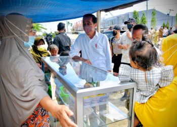 Presiden Jokowi Hampiri Pedagang Kaki Lima yang Bentangkan Spanduk