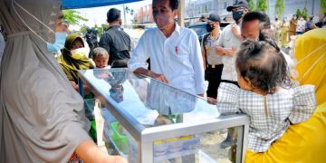 Presiden Jokowi Hampiri Pedagang Kaki Lima yang Bentangkan Spanduk