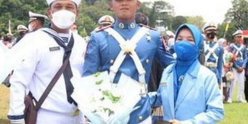 Haru Campur Gembira Kopral Chaerul Saat Putranya Diwisuda
