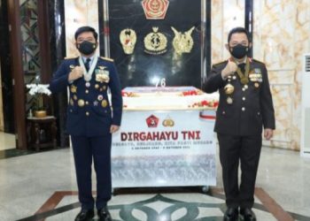 Panglima TNI Terima Kejutan dari Kapolri di HUT Ke-76 TNI