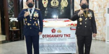 Panglima TNI Terima Kejutan dari Kapolri di HUT Ke-76 TNI