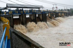 Hujan deras yang mengguyur wilayah Bogor membuat ketinggian air Kali Ciliwung di Bendung Katulampa, Kota Bogor meningkat (Foto: SatukanIndonesia.com)