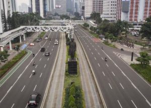 Foto udara kendaraan melintas di kawasan Jalan Jendral Sudirman, Jakarta. (ANTARA FOTO/Dhemas Reviyanto)