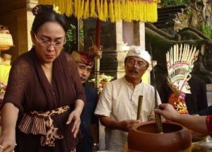 Potret Sukmawati Soekarnoputri sempat mengikuti ritual agama Hindu. (Dok. Arya Wedakarna)