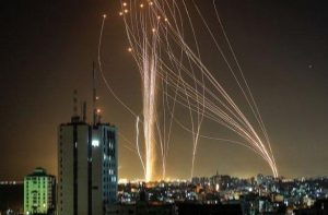 Rudal-rudal dari sistem pertahanan Iron Dome Israel menembak jatuh roket-roket kelompok perlawanan Palestina di Ashkelon pada 12 Mei 2021. Foto/AFP
