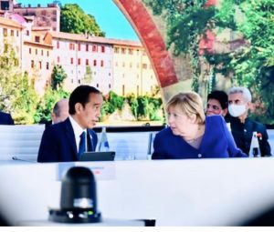 Presiden Joko Widodo berbincang dengan Kanselir Jerman Angela Merkel di sela rangkaian KTT G20 Roma, di Italia, Minggu (31/10/2021). (Foto: BPMI Setpres/Laily Rachev) 