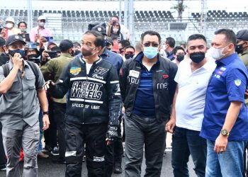 Presiden Jokowi dan Bamsoet Coba  Melintasi Pertamina Mandalika International Street Circuit