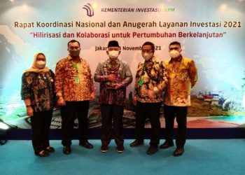 WALI KOTA BEKASI TERIMA ANUGERAH LAYANAN INVESTASI ATAS PENILAIAN PTSP DAN PERCEPATAN PELAYANAN BERUSAHA TAHUN 2021.