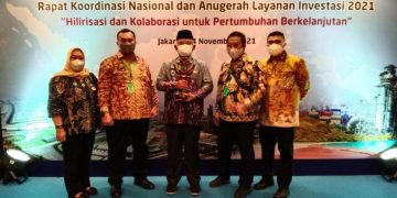 WALI KOTA BEKASI TERIMA ANUGERAH LAYANAN INVESTASI ATAS PENILAIAN PTSP DAN PERCEPATAN PELAYANAN BERUSAHA TAHUN 2021.